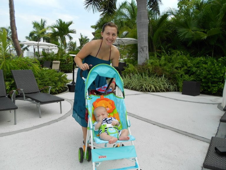 Kvinna med bebis i barnvagn