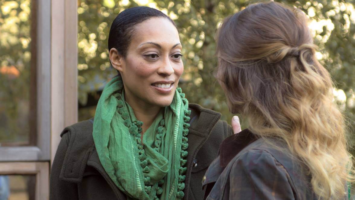 Två kvinnor samtalar