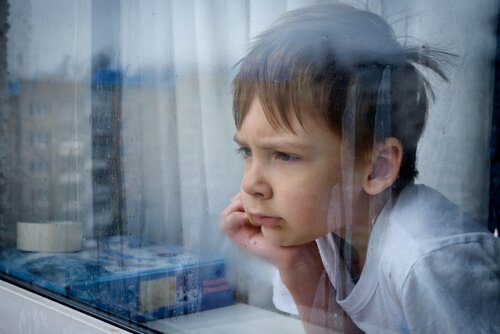 Barn tittar ut genom fönster