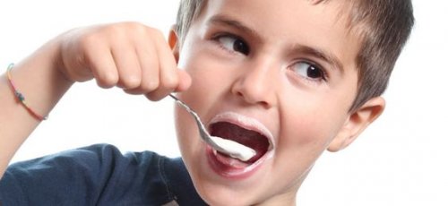 Barn äter yoghurt