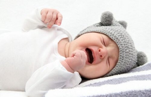 Hur kommer det sig att bebisar gråter i sömnen?