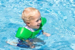 11 saker att ta med till poolen för din bebis