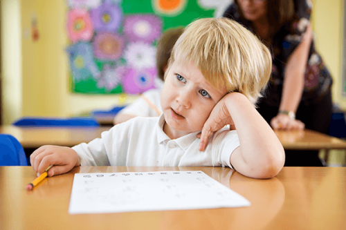 Ett barn kan lätt bli distraherat i skolan.