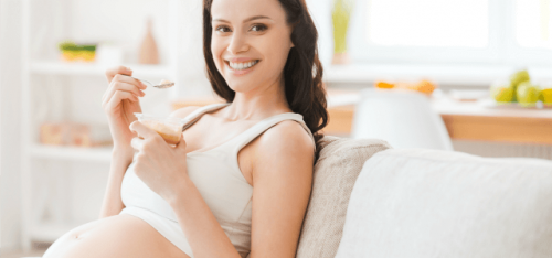 gravid kvinna äter yoghurt