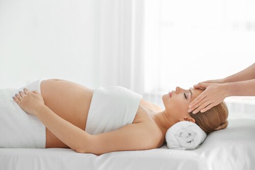En gravid kvinna får massage.