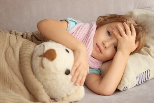 Barn med epilepsi: Orsaker, symtom och behandling: flicka i säng med nalle