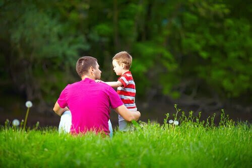 pappa och liten pojke på grön äng
