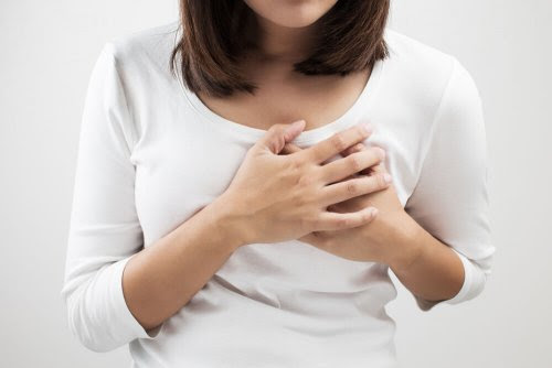 Mastit och probiotika: En effektiv allians: kvinna håller händerna för bröstet