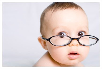 baby med för stora glasögon