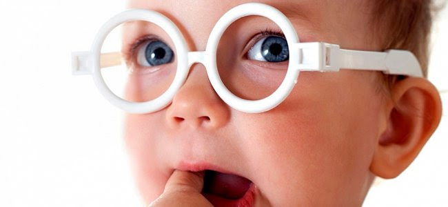 Bebis med vita glasögon