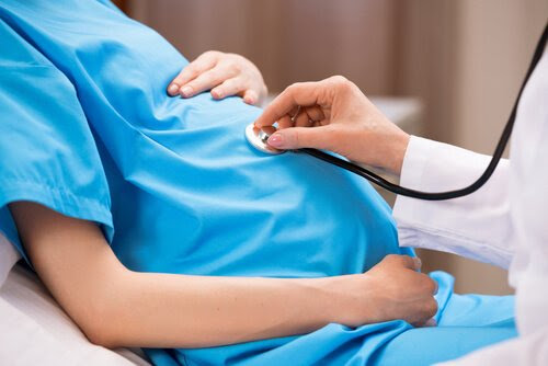 gravid kvinna undersöks av läkare