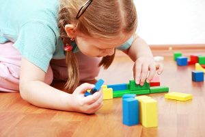 Varför det är bra för ett barn att lära sig leka själv