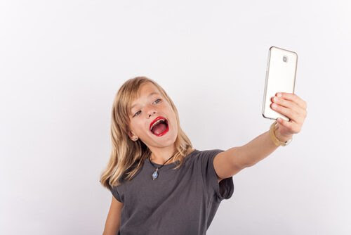 flicka med mycket läppstift tar selfie