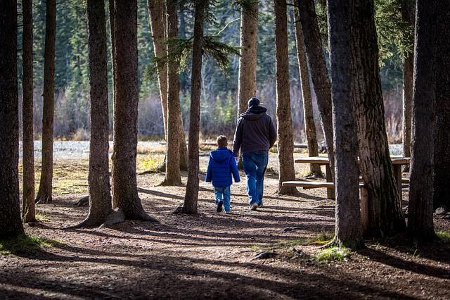 Far och son i en park