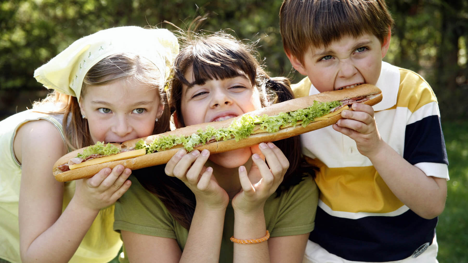 Tre barn delar en smörgås