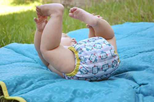 Baby med tygblöja på