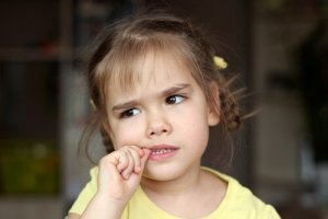 När ska du oroa dig för nagelbitning hos barn?