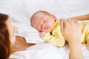 Att sova tillsammans med bebisen på ett säkert sätt