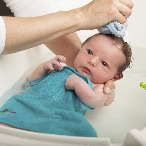 Därför bör du inte bada barnet efter födseln