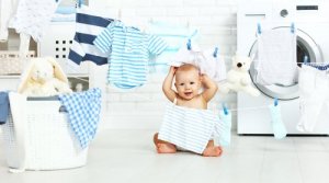 Bebis leker med tvätt