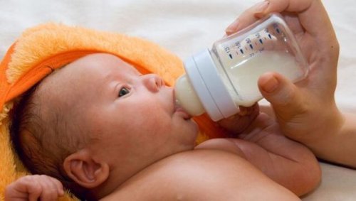 bebis dricker mjölk