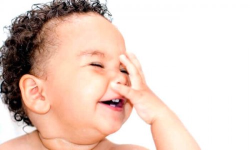 En bebis som skrattar.