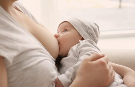 Bebis som ammar.