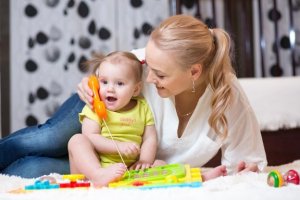 Tips för att stimulera bebisar till att börja prata