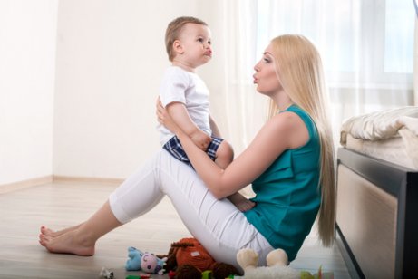 En mamma hjälper sitt barn med att börja prata.