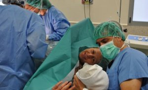 Fördelar med att ha någon med dig under förlossningen