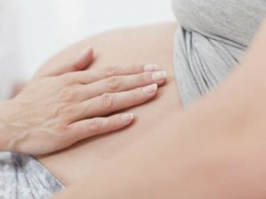 Vad orsakar vaginal blödning under första trimestern?