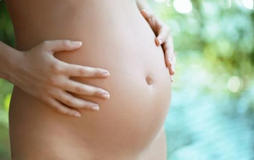 En gravid kvinnas mage.
