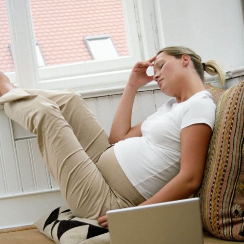 En gravid kvinna som vilar.