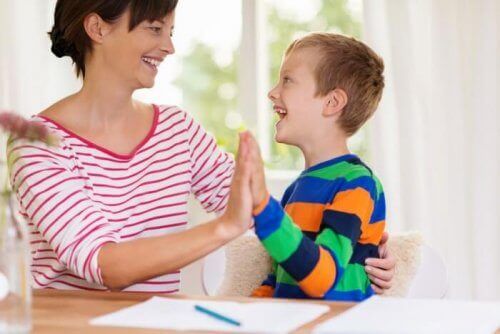 mamma och pojke med autism
