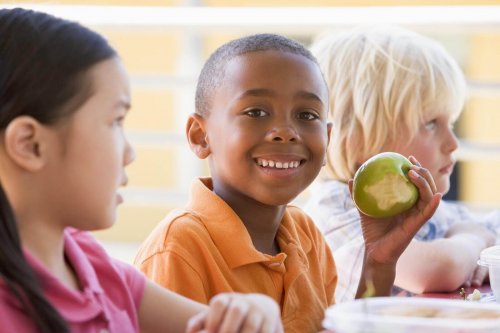 Barn som äter äpple.