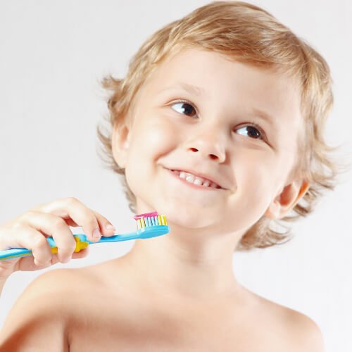 Pojke borstar tänderna