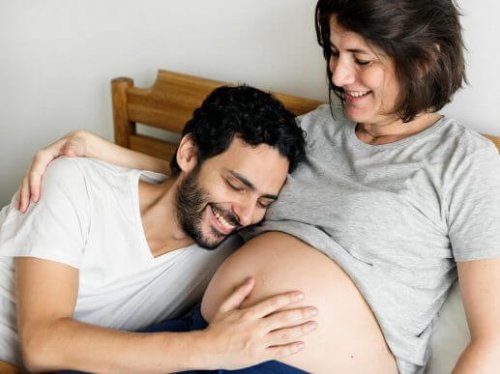 Blivande föräldrar pratar med bebisen i magen.