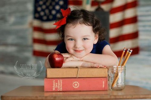 Ett barn med sina böcker.