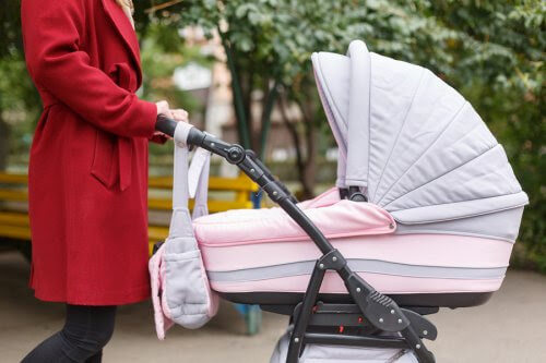 Mamma med barnvagn