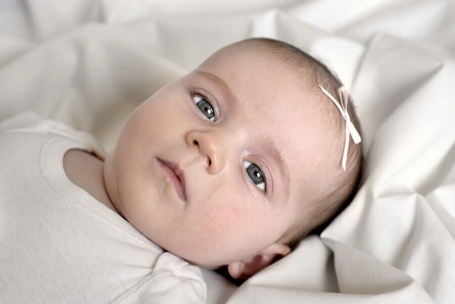Varför föds bebisar med blåa ögon?