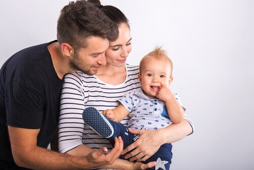 Mamma och pappa med bebis i famnen