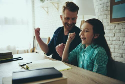 Pappa och dotter gör läxor