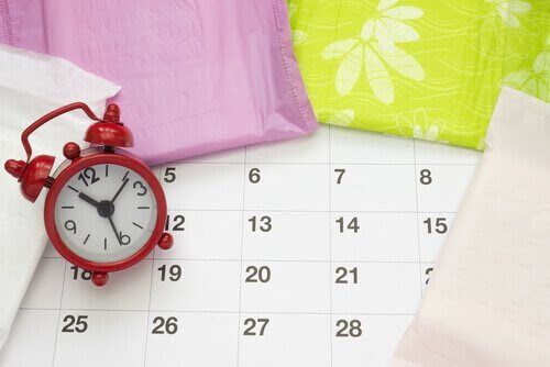 kalender med lite röd väckarklocka