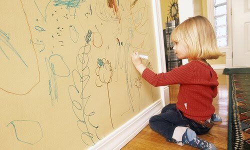 flicka ritar på vägg