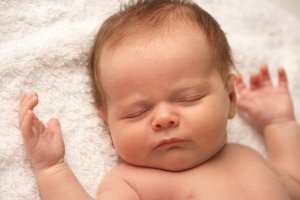 Jag har en bebis som inte gråter, är det normalt?