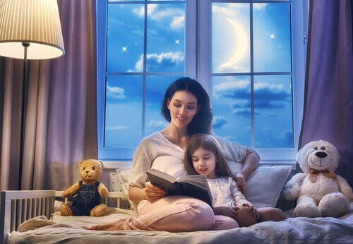 Mamma läser godnattsaga för barn