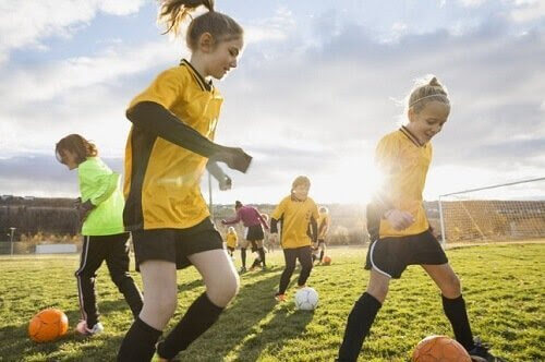 Flickor spelar fotboll