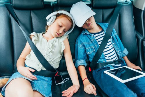 Barn sover i bil