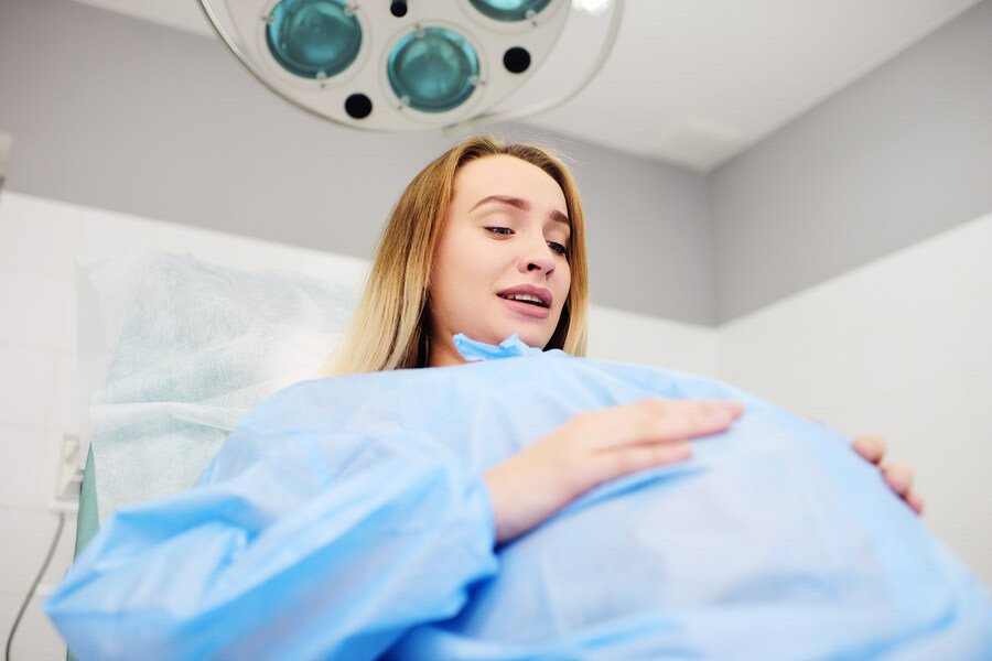 Gravid kvinna i sjukhusmiljö