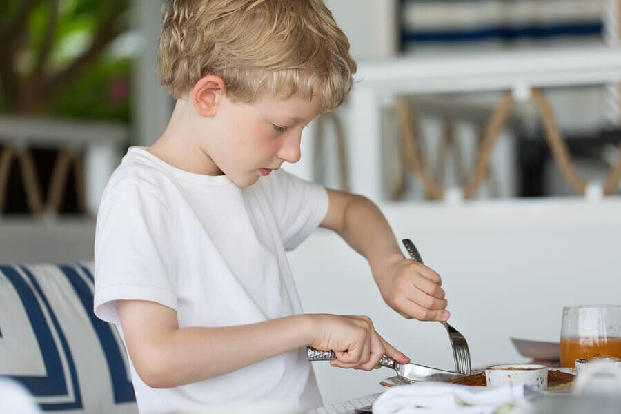 9 asturiska pojknamn: pojke som äter med kniv och gaffel